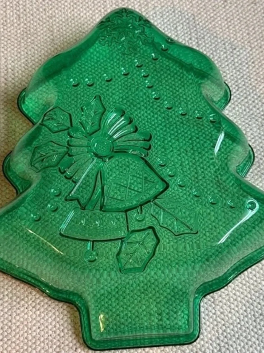 Holiday Christmas Tree Set of 4 Green Plastic Serving Dishes Snow, bell, holly